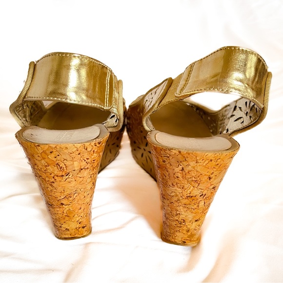 Kenneth Cole Reaction Gold Cork & Leather Platform Slingback Shoes - Picture 4 of 6